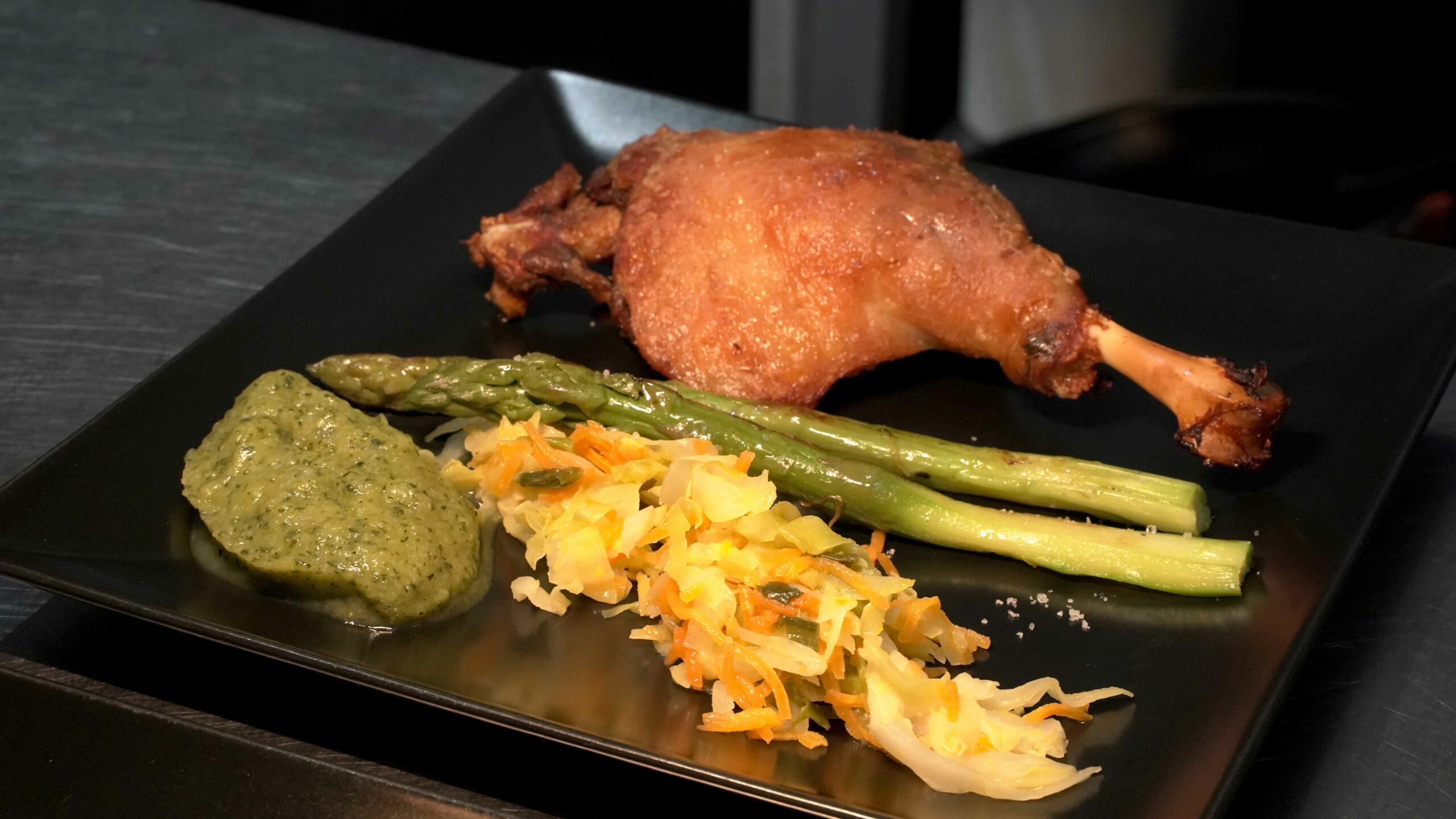 Assiette de canard confit et asperges